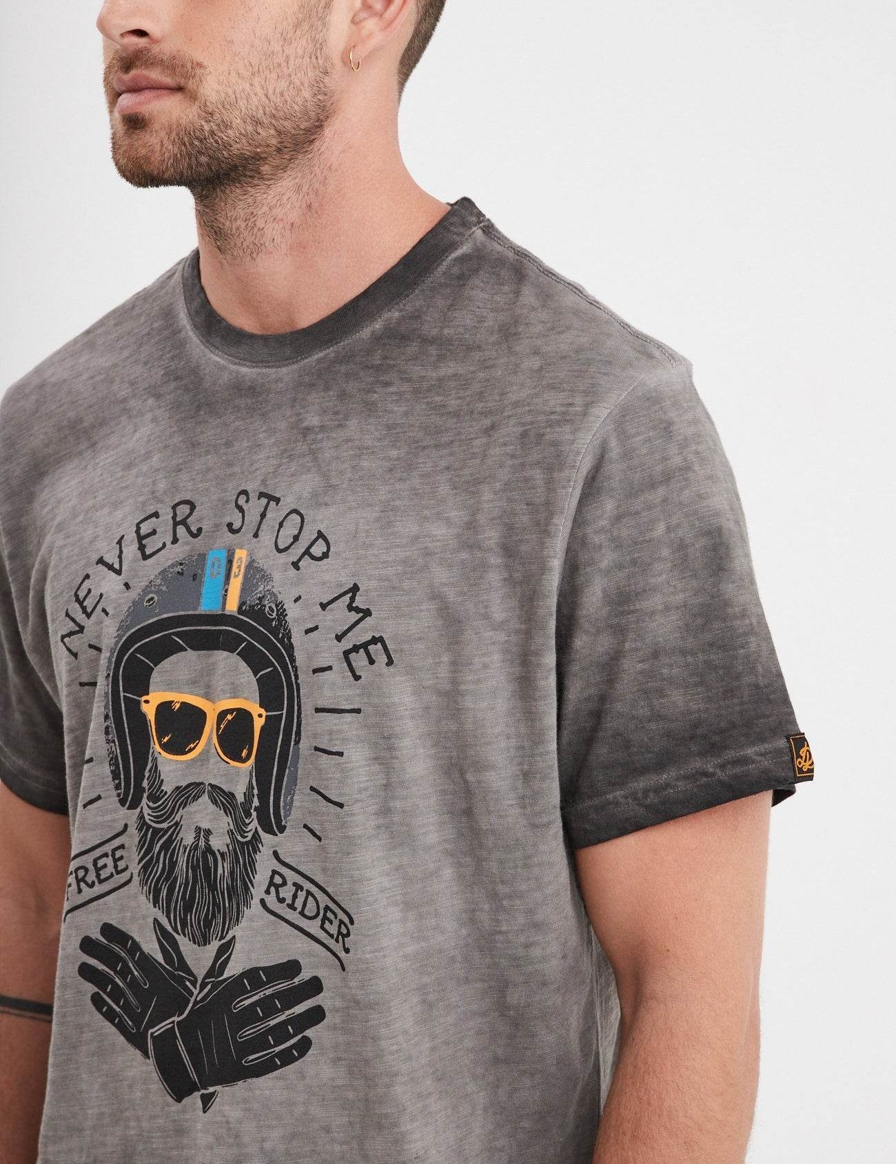Homme portant un t-shirt gris avec motif motard.