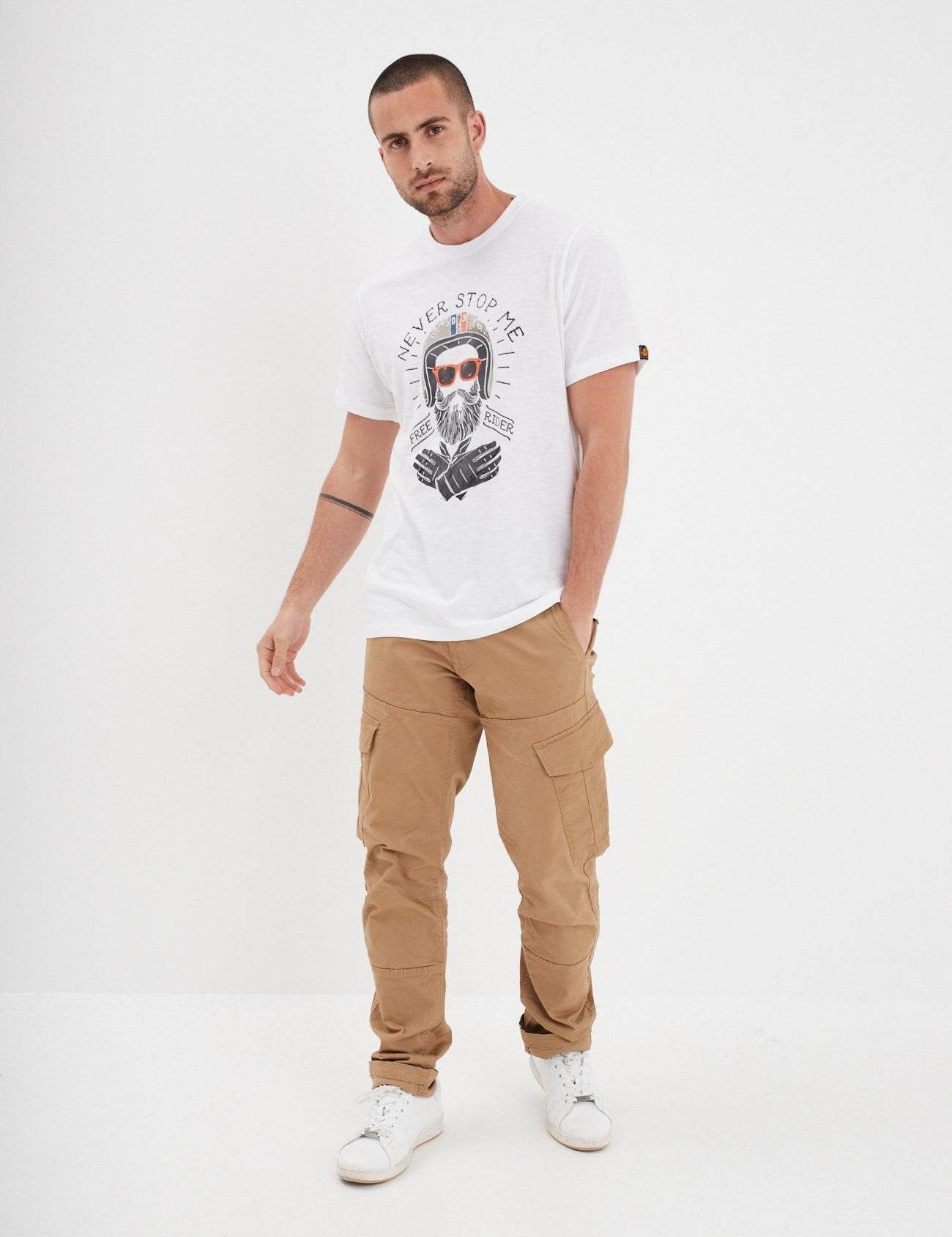 T-shirt blanc avec imprimé graphique de motard barbu.