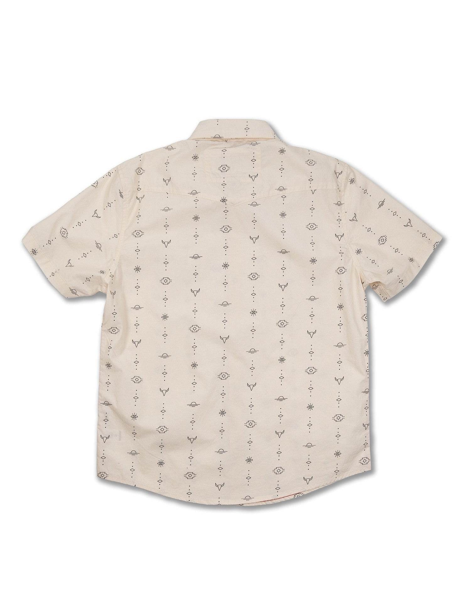 Chemise blanche à manches courtes avec motifs ethniques noirs imprimés.
