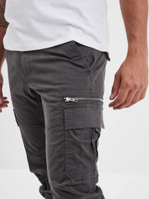 Pantalon cargo gris anthracite avec poche latérale et fermeture éclair.