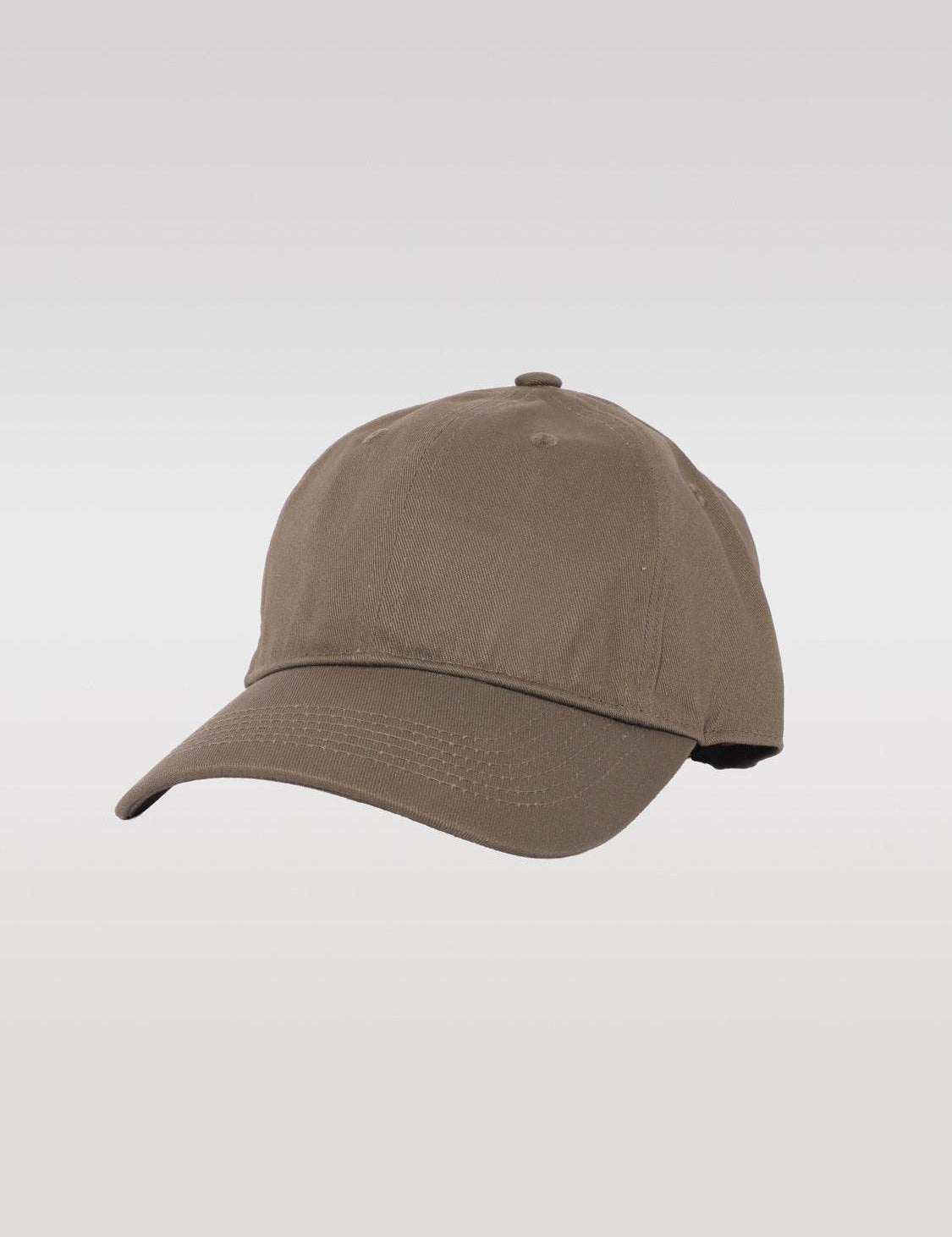 Casquette de couleur marron sur fond gris clair.