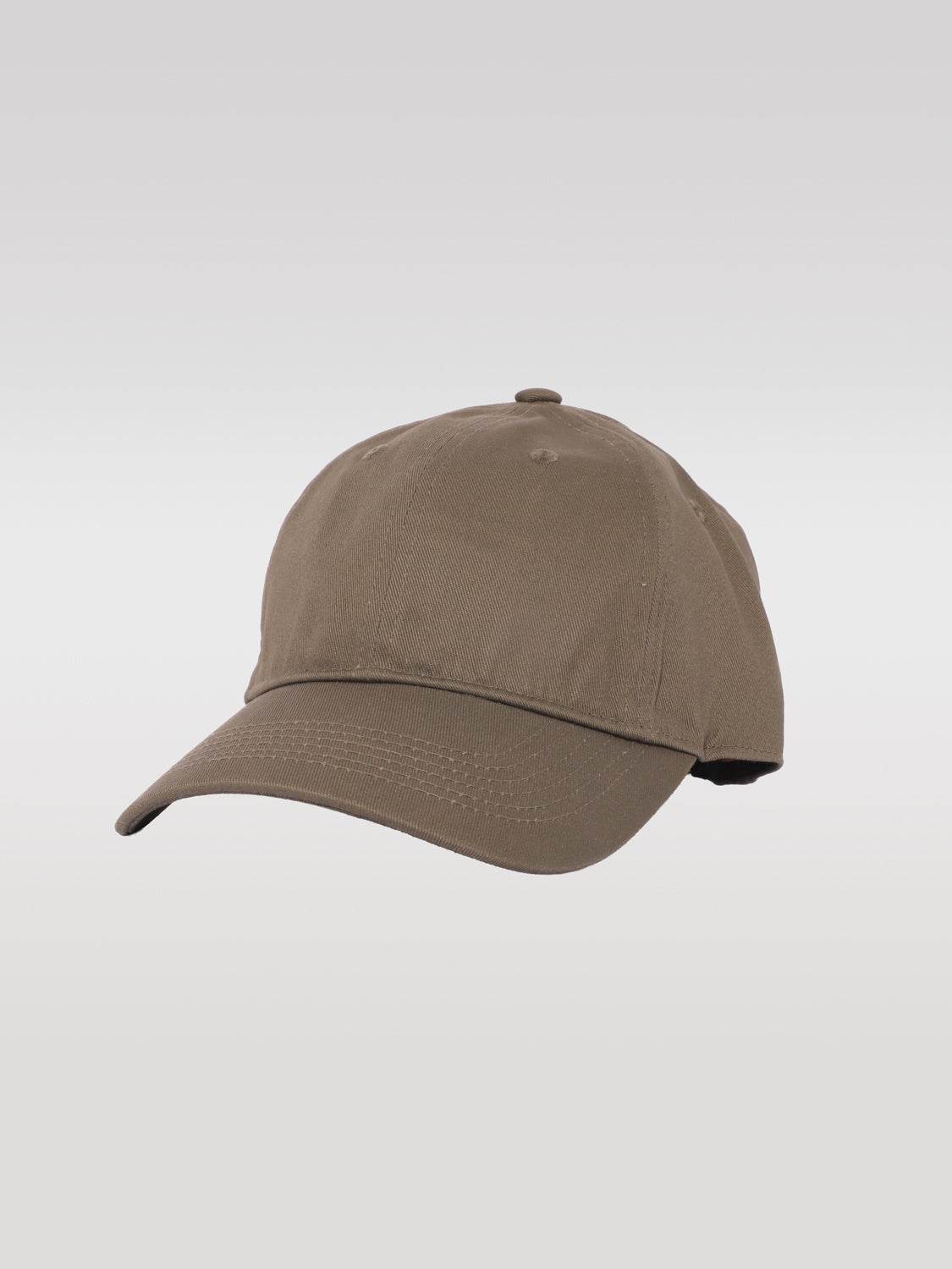 Casquette de couleur marron sur fond gris clair.