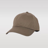 Casquette de couleur marron sur fond gris clair.