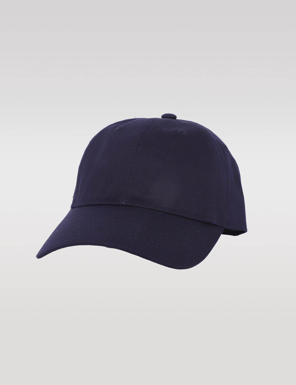 Casquette de couleur bleu marine sur fond gris.