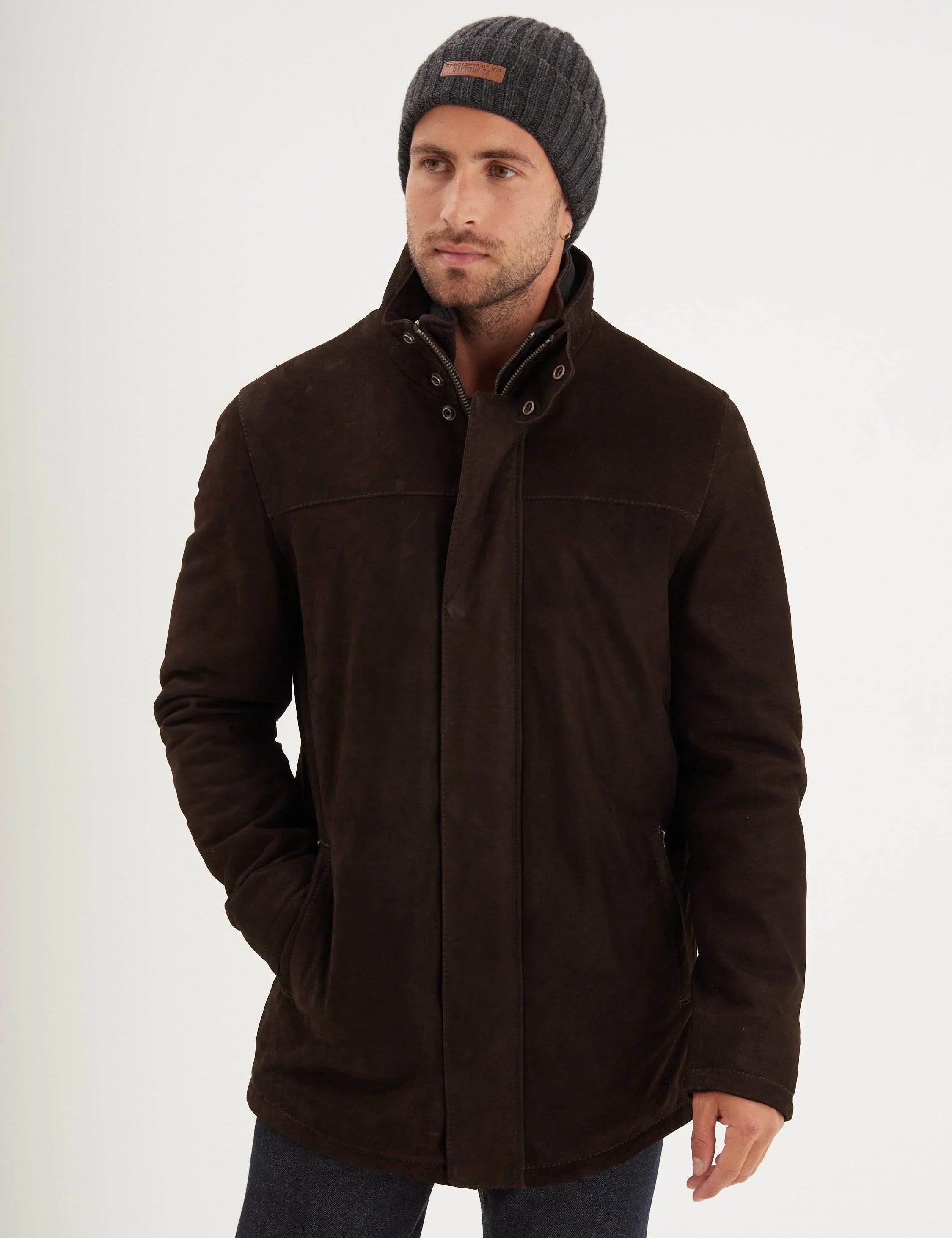 Veste marron en daim avec col montant et bonnet.