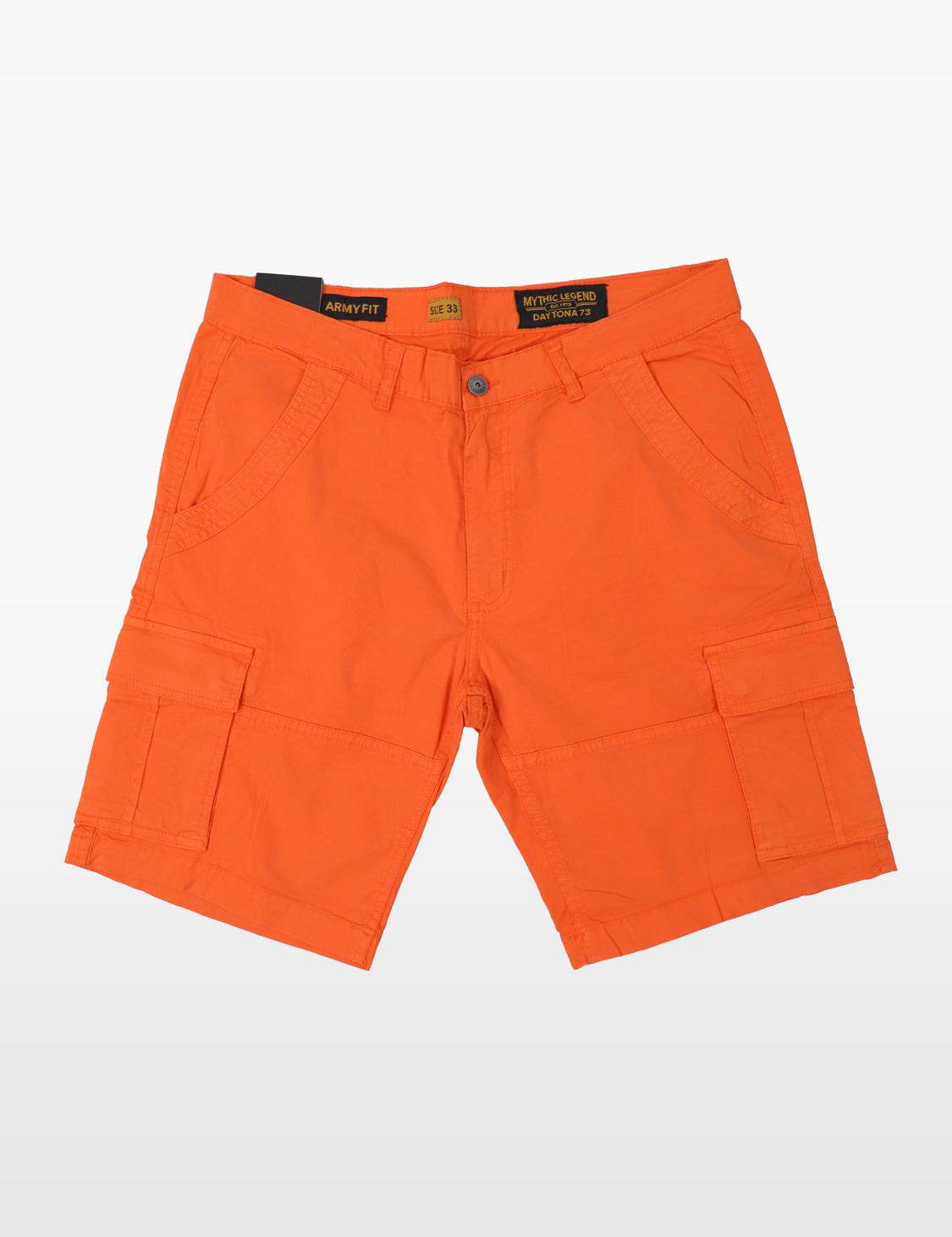 Short cargo orange vif avec bouton et étiquettes intérieures.