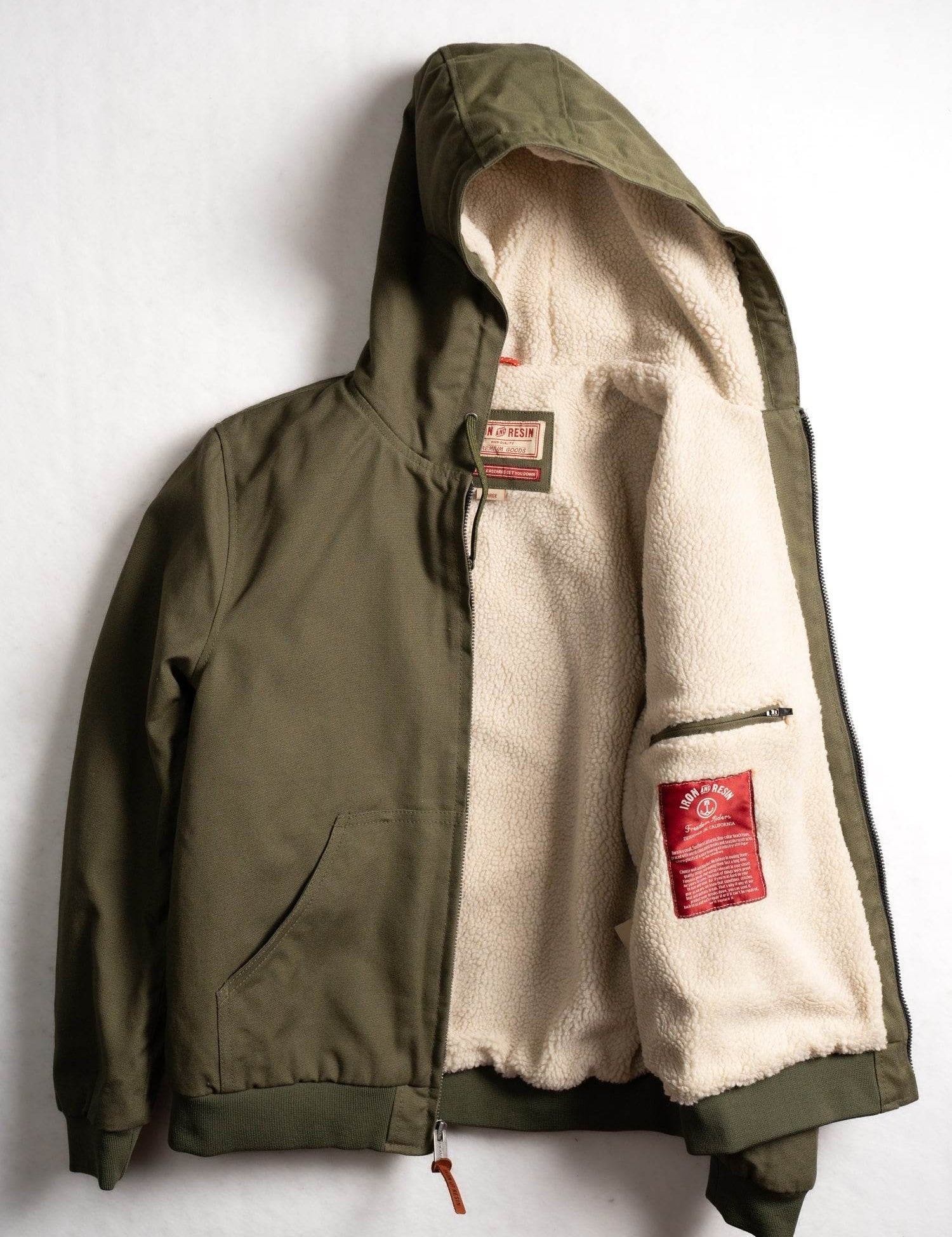 Blouson à capuche avec doublure blanche en imitation mouton.