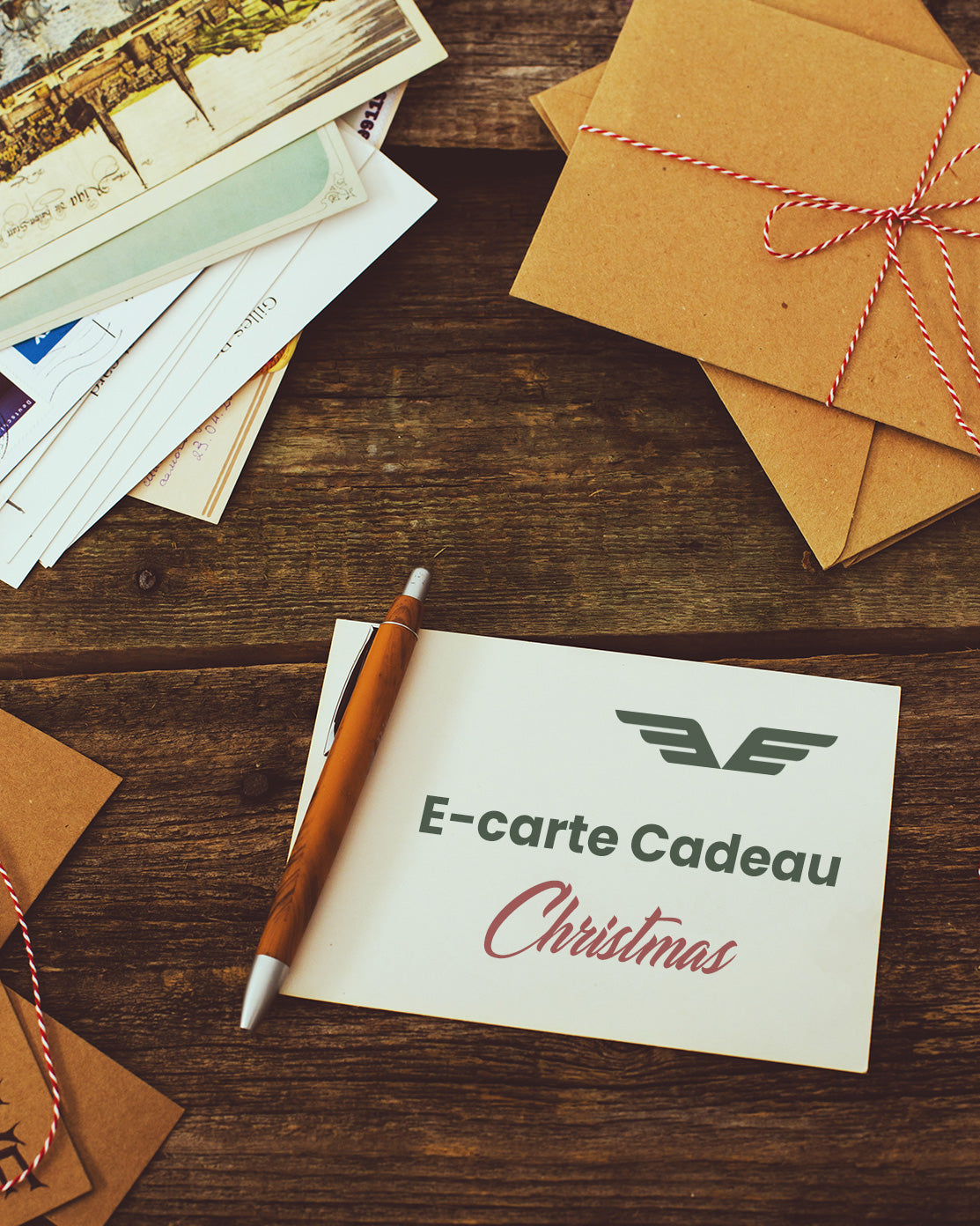 E-carte cadeau de Noël sur table en bois.