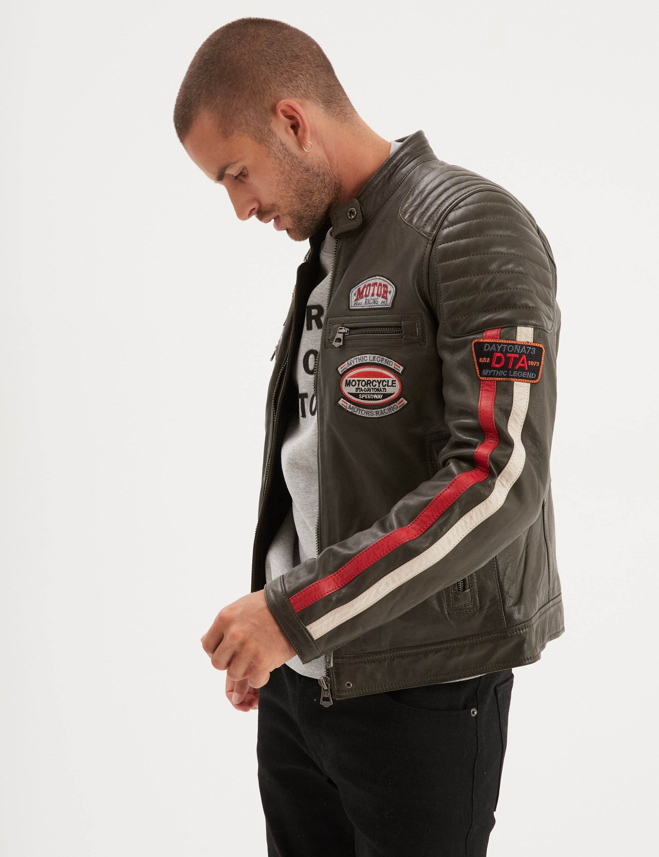 Blouson de motard en cuir vert kaki avec écussons et rayures.