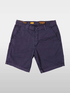 Short bleu marine avec bouton et passants de ceinture.