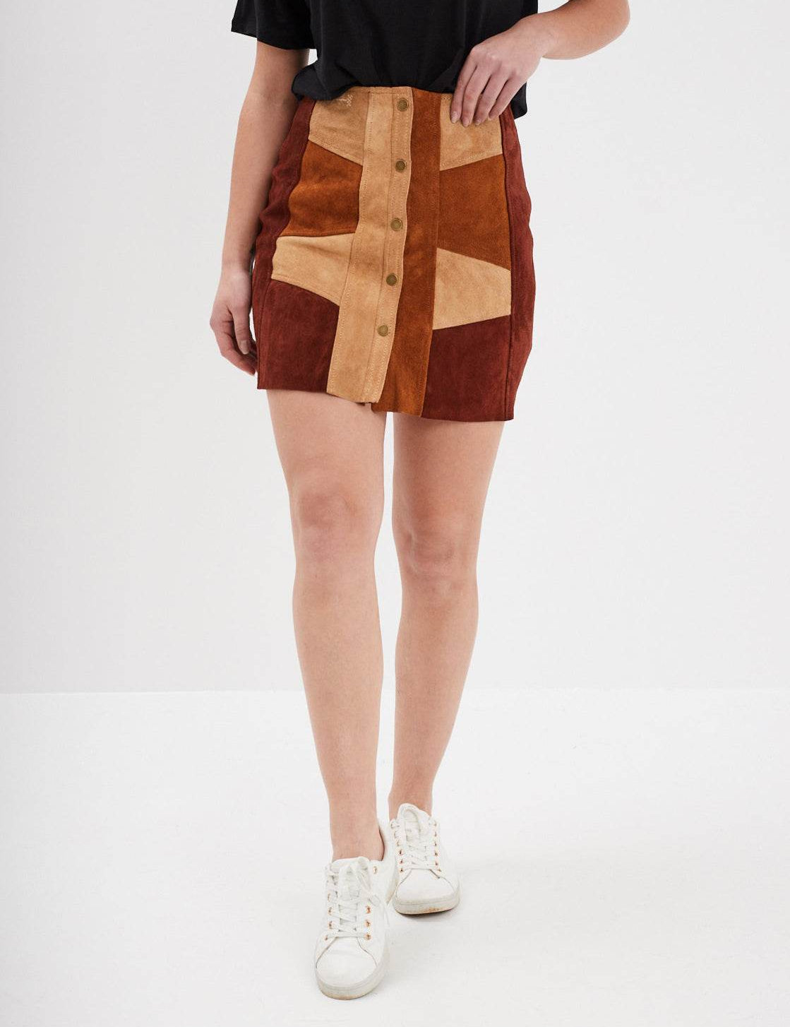 Jupe en daim patchwork marron et beige à boutons pressions.