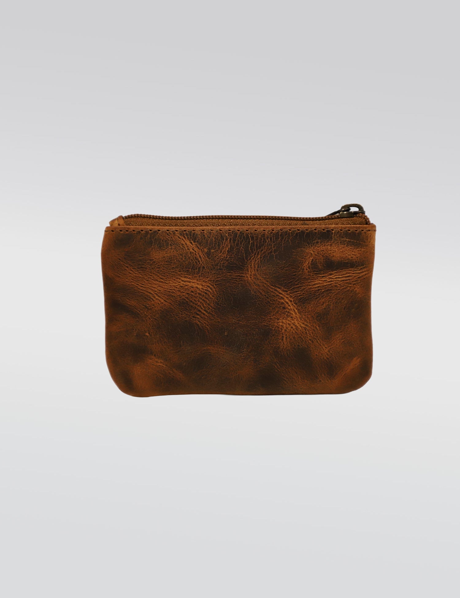 Petite pochette en cuir marron vieilli avec fermeture éclair.