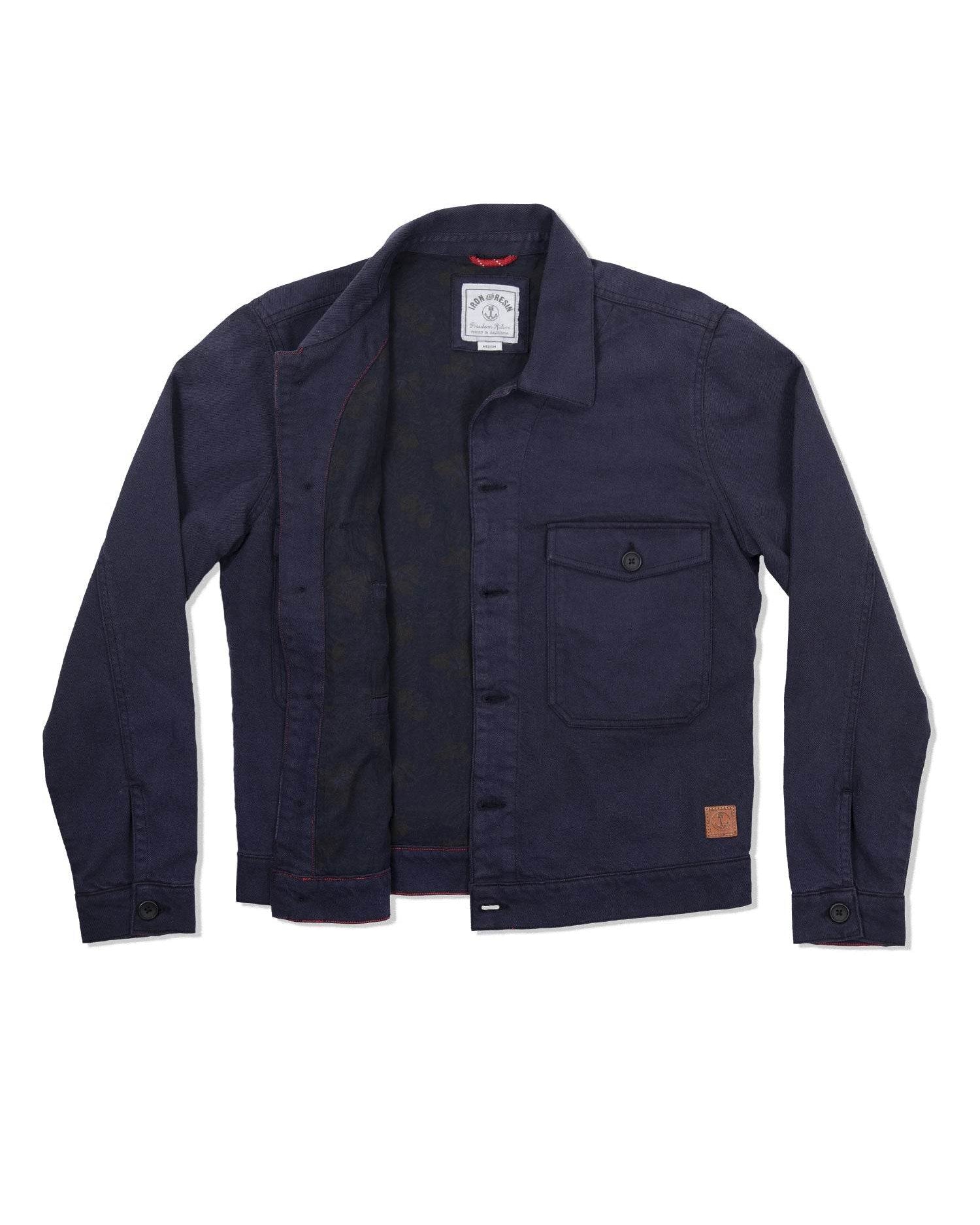 Veste bleu marine avec boutons et écusson en cuir.