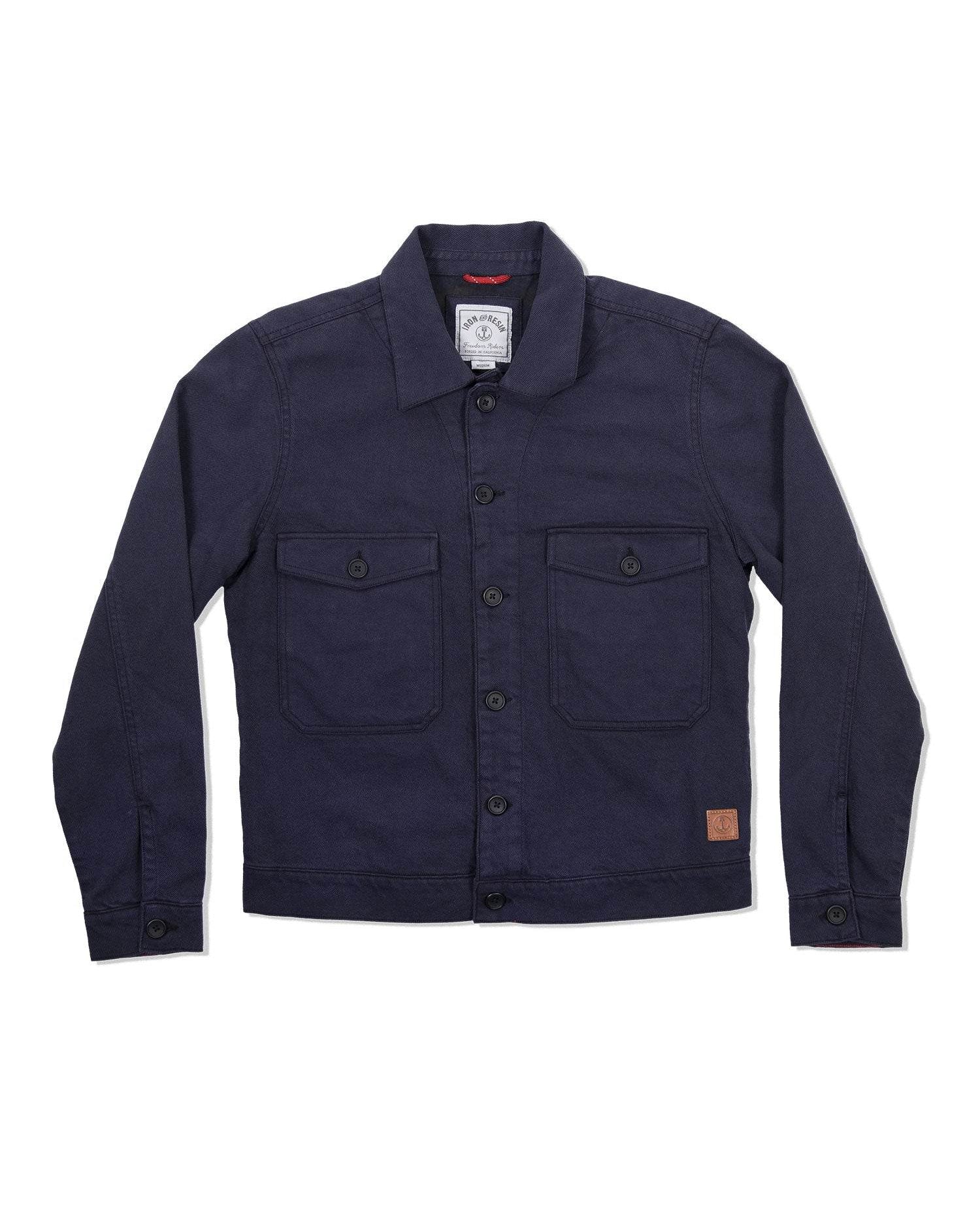 Veste boutonnée bleue avec deux poches sur fond blanc.