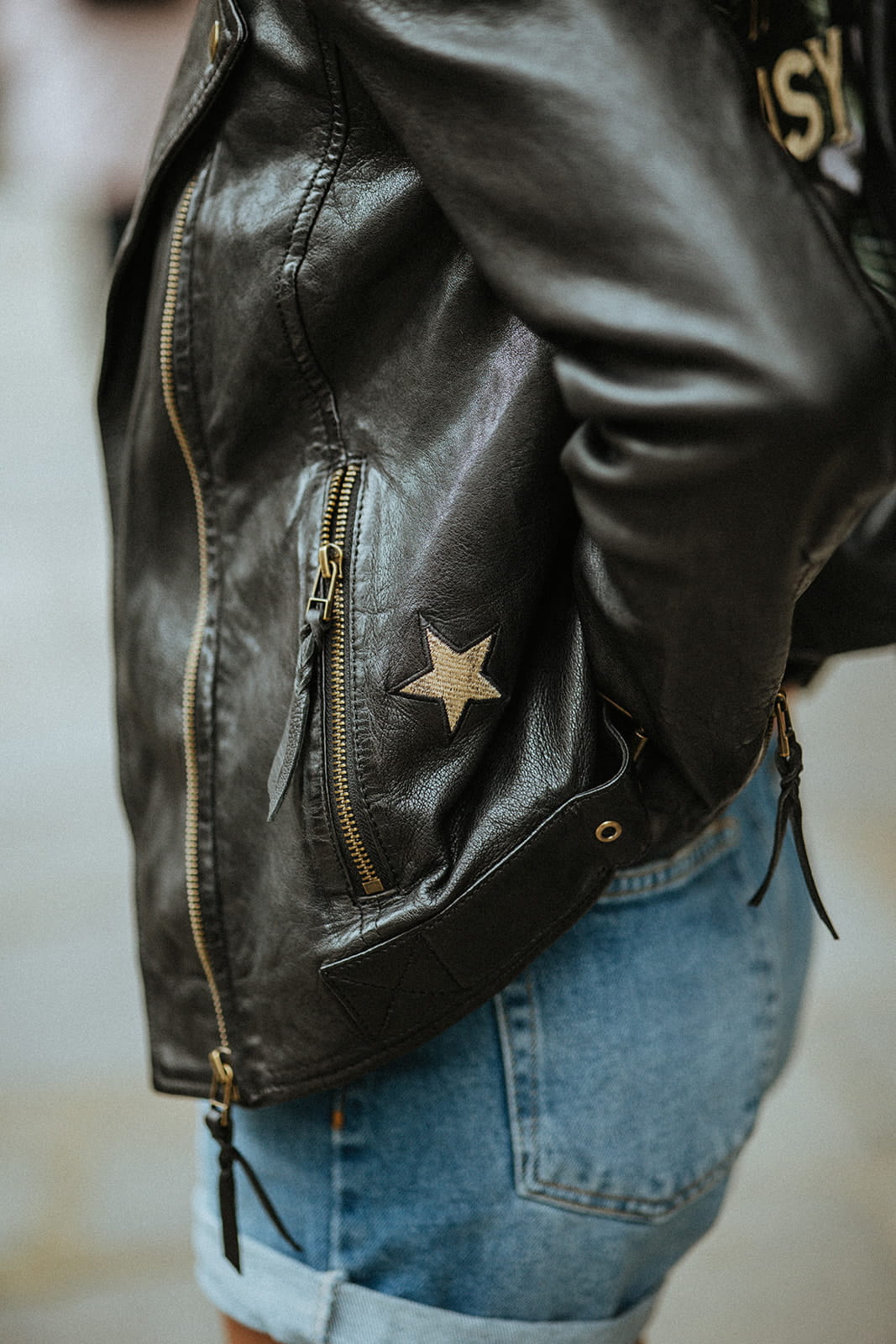 Veste de moto en cuir noir délavé avec écusson étoile.